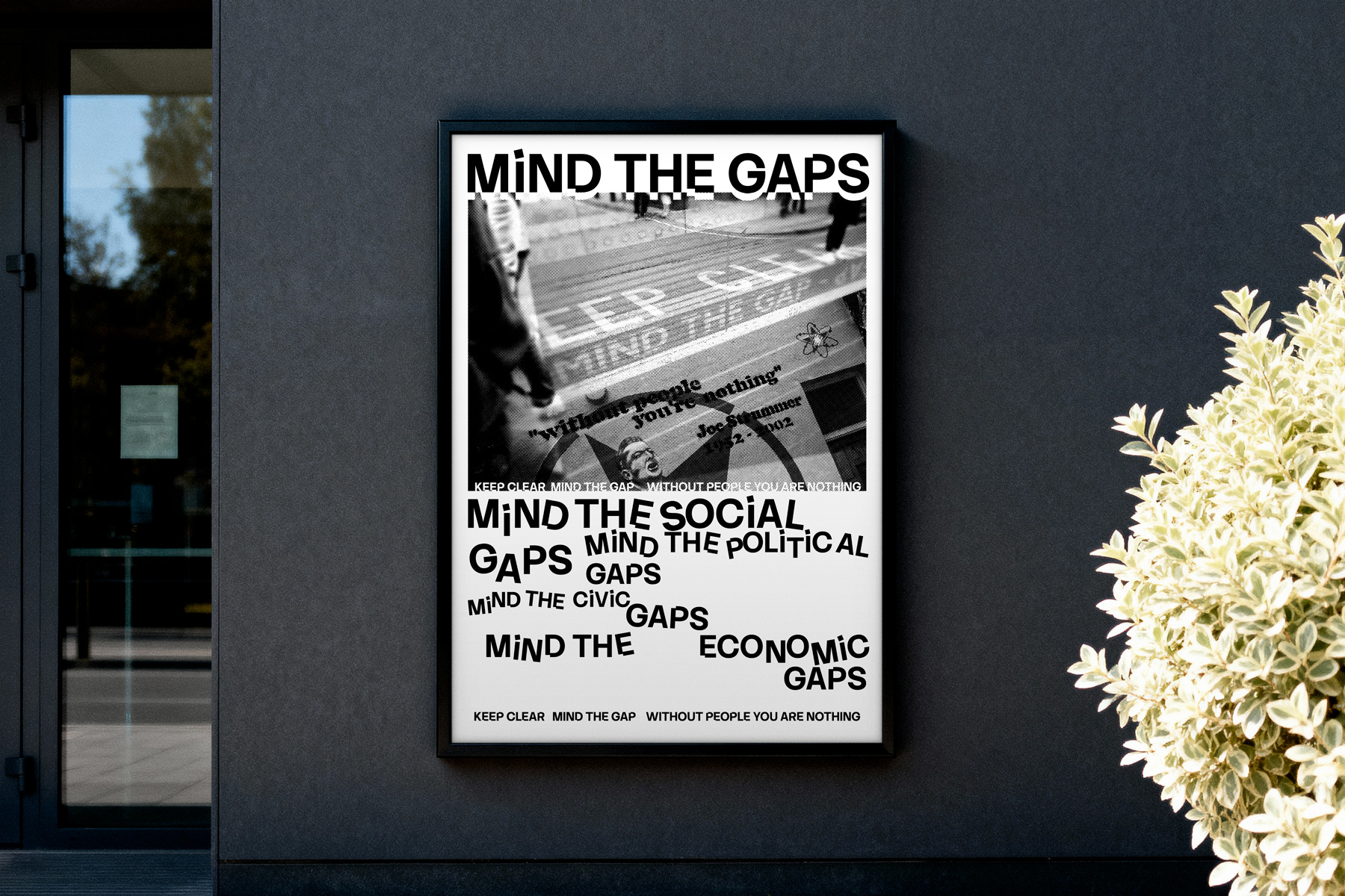 Poster Mind the gaps hängt auf einer schwarzen Wand