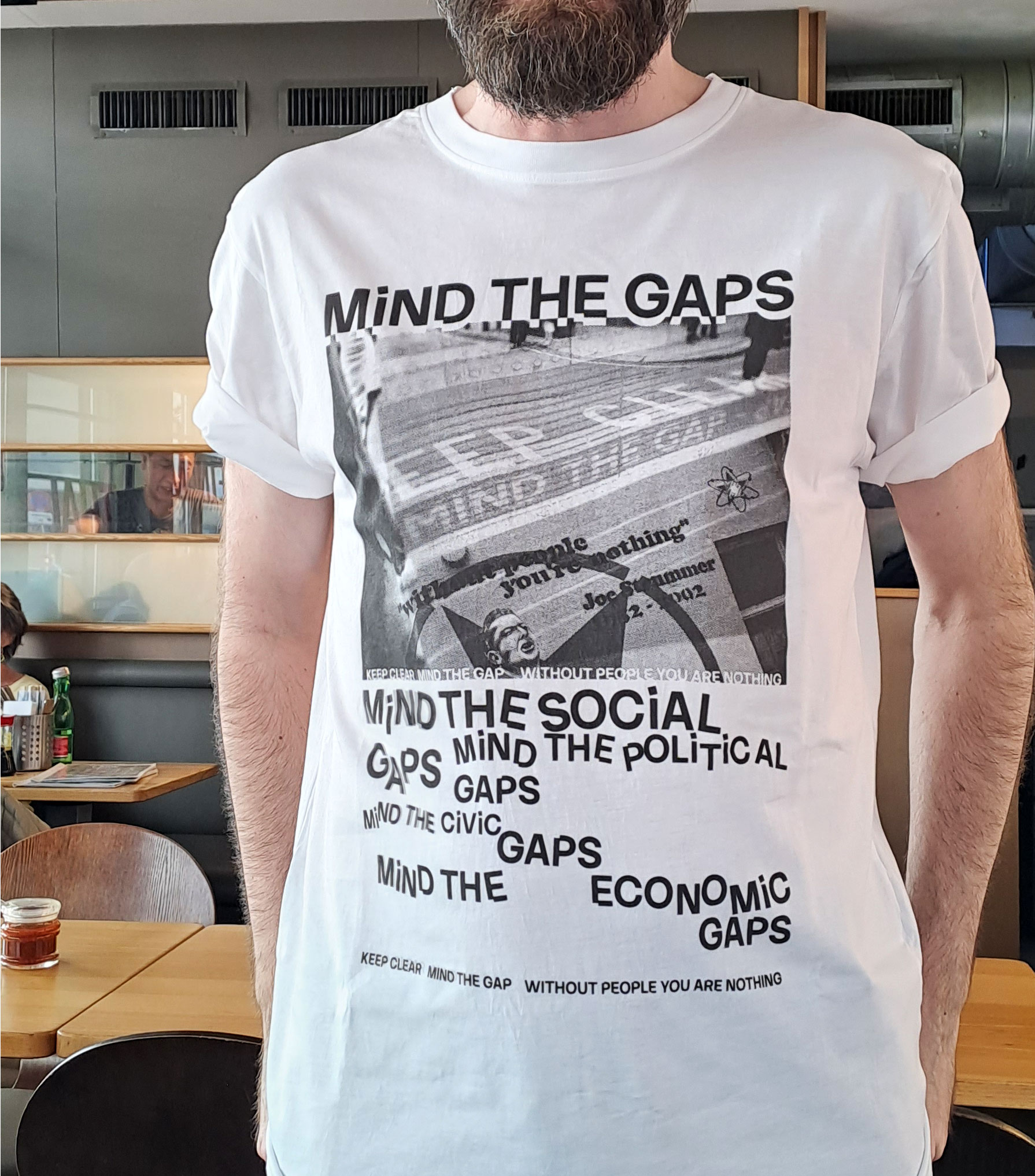 Motiv von Mind the gaps auf einem weißen T-Shirt