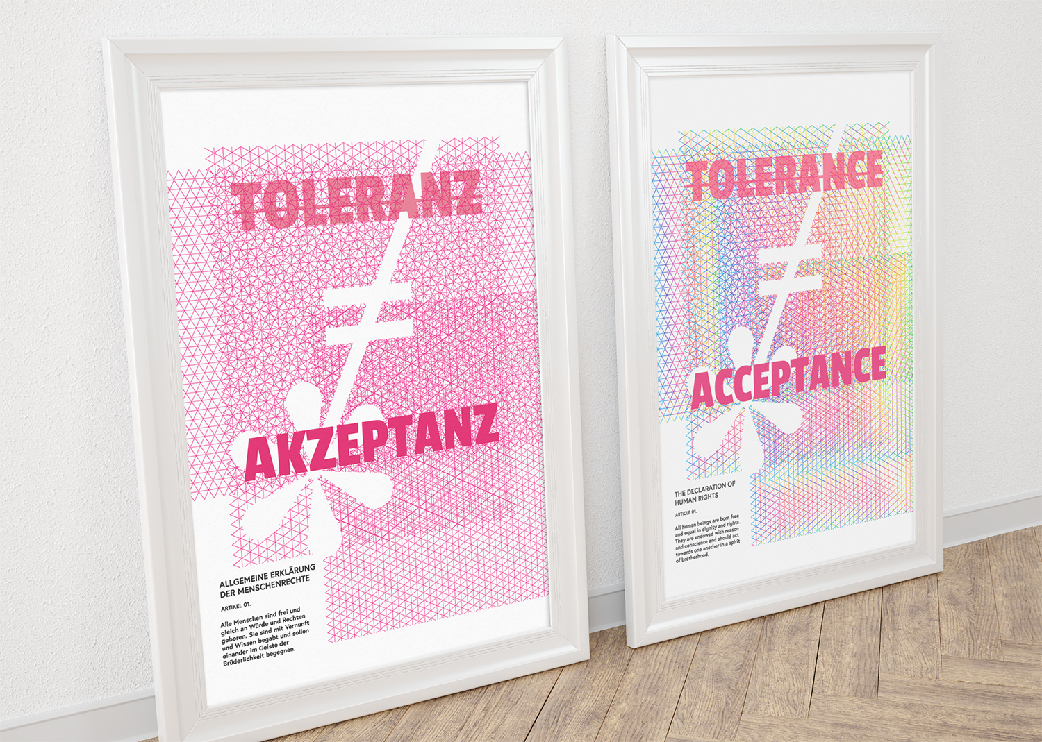 Zwei weiße Bilderrahmen mit den Postern Toleranz Akzeptanz
