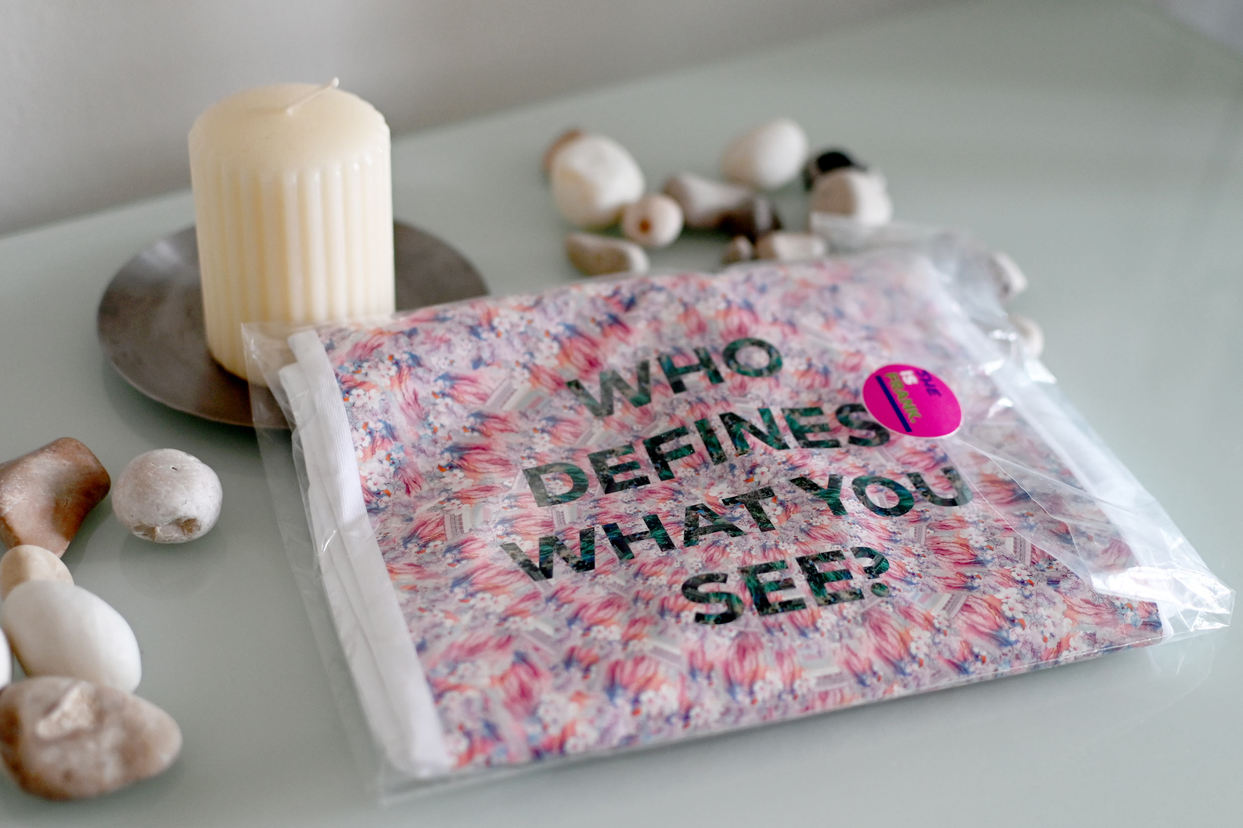T-Shirt "Who defines what you are?" verpackt Rückseite